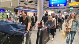 auf dem Weg mit dem großen Gepäck zu den Autos